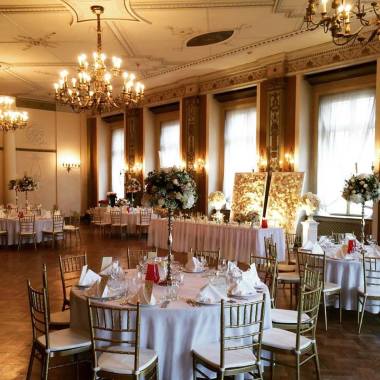Apaļie galdi, Chiavari krēsli, nomājot komplektos lieliskas cenas: www.deluxweddeco.com