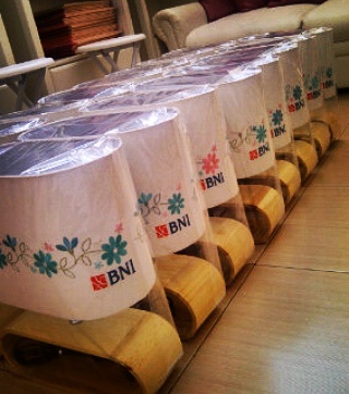 lampu oval tinggi 35cm, lebar 38cm,
bahan kayu pinus