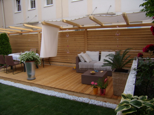 Terrasse mit Sicht- u Windschutz