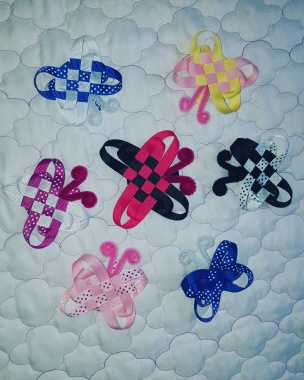 Clips para el cabello en forma de mariposa el tamaño se elabora de acuerdo al gusto del cliente al igual que los colores. Valor $4