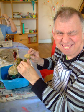 atelier hebdomadaire à l'accueil de jour auprès d'un groupe de  personnes atteintes d'un handicap mental et physique