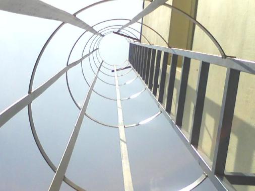 Herrería armado de escalera vertical industrial.