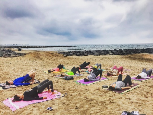 Yoga sur la plage.