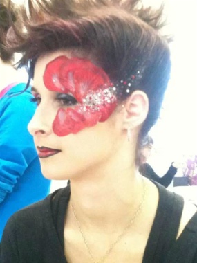 photo d'une coiffure et maquillage pour un gala. modèle fait à base de vrais pétale de rose