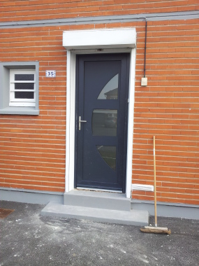 porte d'entrée en pvc gris