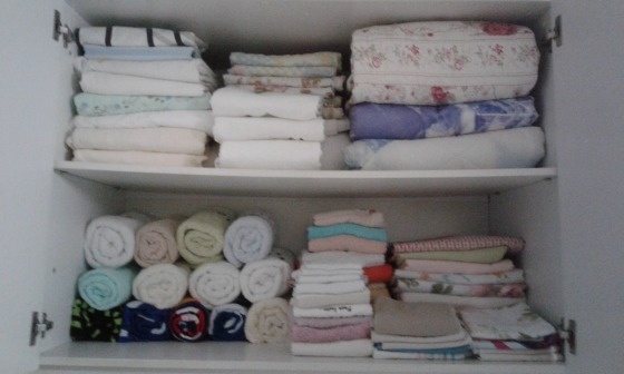 Roupas de cama e banho organizada