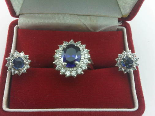 1 Set perhiasan Lady Diana, yang kini cincin nya dipakai oleh Kate Middleton.