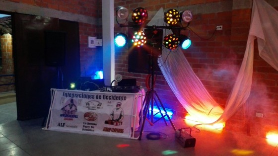 BODA casi Todo el montaje fueron alrededor de 15 Luces y en total son 20 y medio Sonido (el pequeño) Profesional 1000 wattios reales para 200 personas...