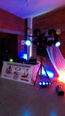 BODA casi Todo el montaje fueron alrededor de 15 Luces y en total son 20 y medio Sonido (el pequeño) Profesional 1000 wattios reales para 200 personas...