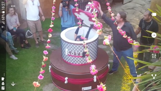 Chica sale de la tarta