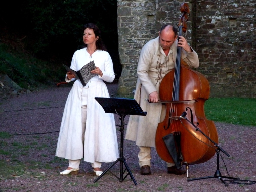 Lectures musicales en public dans un chateaux, domaine, parc
Public adultes
Poussin de haie Sophie Lucet - Parloir avec toi de Sophie Lucet - Traverser l’oubli de Sophie Lucet
Passion à l’œuvre adapté d’une page d’histoire de Barbey d’Aurevilly

Public enfants : Hansel et Gretel, Juste de l'autre coté, L'arbre à musique ou les aventures de Séraphine, la petite histoire du grand début
Depuis plusieurs années, le Théâtre du Signe développe un programme de lectures musicales parallèlement à ses activités de créations théâtrales. Ces lectures sont conçues pour mettre en valeur la qualité littéraire, poétique, philosophique des textes que nous proposons mais aussi la musicalité propre à chacun d’entre eux.
Ainsi, nous aimons, étant au plus près des mots et des notes, tisser un lien invisible avec le public, en partageant notre goût du verbe, notre plaisir à faire vibrer voix et musique, simplement, le temps d’une rencontre.

Par ailleurs, le théâtre du Signe répond régulièrement à des commandes de lectures dans le cadre d’événements culturels afin de valoriser, de faire découvrir la richesse de l’écriture sous toutes ses formes et dans ses relations aux arts et au patrimoine.