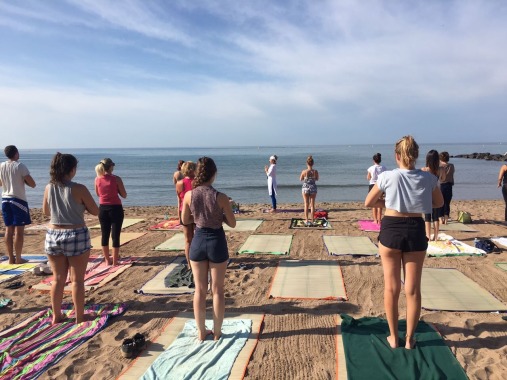 Yoga au bord de la mer 