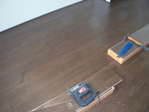 Pose d'un parquet flottant avec pose de plinthes,le choix du type de parquet et la couleur,après proposition auprès du client sur les différentes couleurs de parquet,le client à fait son choix.
Pose en coupe simple ;
Client très content de ma prestation .