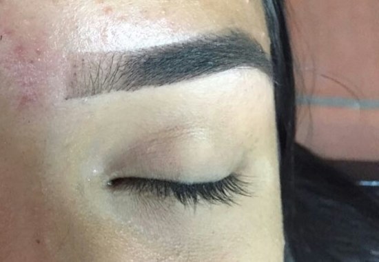 Cejas depiladas y maquilladas