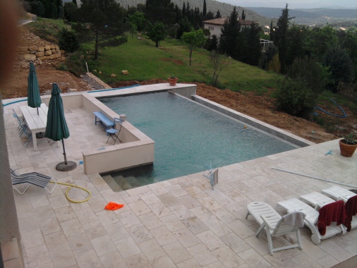 piscine a débordement avec revétement katimper effet beton cirée