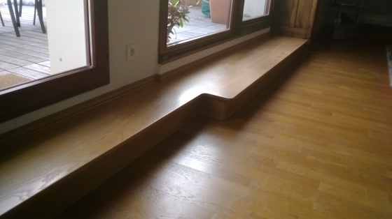 Marche podium en chêne pour faciliter l'accès à la terrasse. 