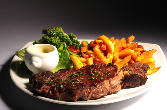 Entrecôte, frites maison, salade