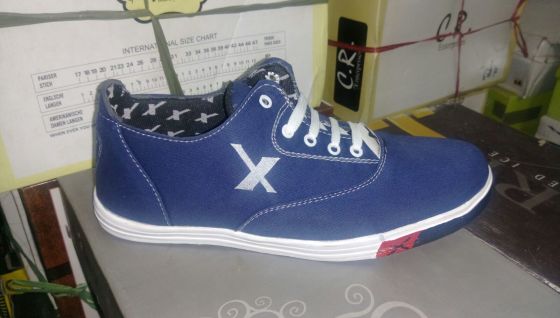Textile shoes .