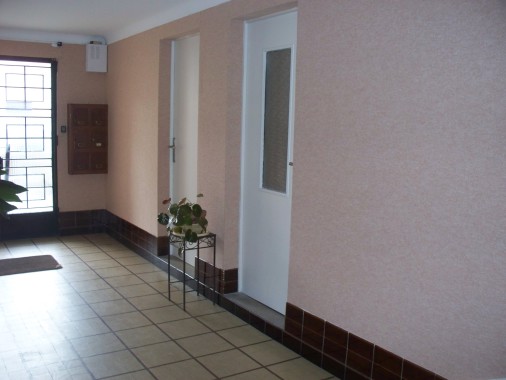 Pose d'une moquette murale dans un halle d'immeuble, le client à pris contact avec moi,il à trouver mes coordonnées sur le bon coin,ensuite nous avons choisi ensemble la couleur et le type de peinture pour les portes , le choix à été une peinture glycéro blanche,pour faire un contraste avec la moquette de couleur rose pale .
le client à été satisfait de ma prestation et ma mi en relation avec un nouveau client pour peindre rideaux métalliques sur balcon .