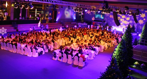 Gala-Event oder Firmenjubiläum in einer Turnhalle