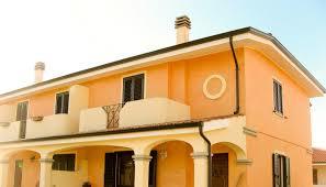 decorazione esterni con rifinizioni bianche