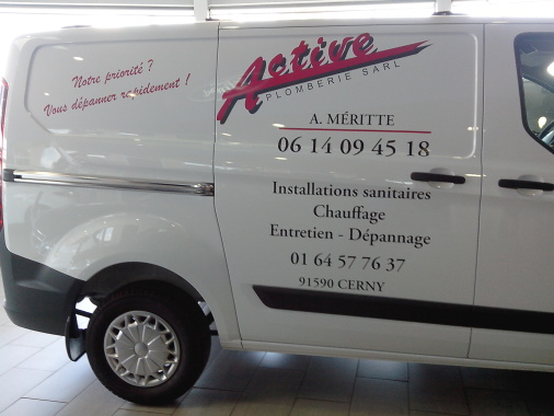 Lettrage adhésif sur fourgon