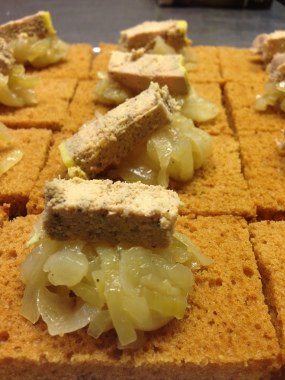 canapés foie gras maison, oignons confits et pain d'épices