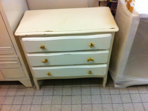 Àvant: petite commode blanche 3 tiroirs boutons dores ( étoiles, lunes)