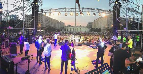 Tocando Frente al palacio 