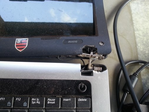 Troca da dobradiça quebrada de um notebook