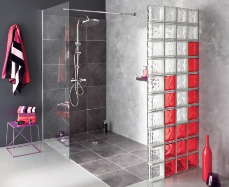 Douche à l'italienne avec parois de verre de couleur