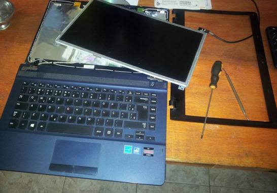 Troca de tela quebrada de um notebook