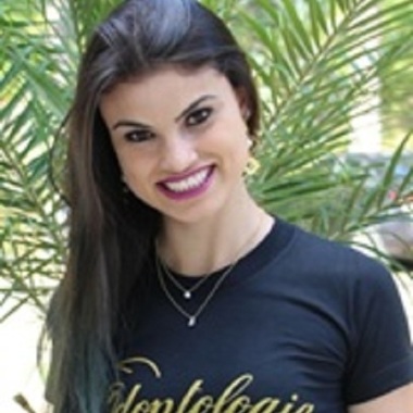 Hellen Andradde- Dentista