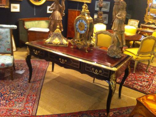 ensemble de meubles restaurés dans l'atelier
