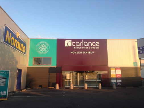 A 400 m de Auchan Caluire ; parking gratuit de Norauto.