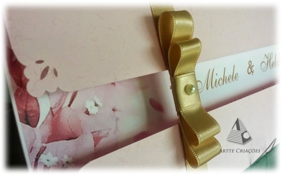 Elegância e leveza: convite 
com laço Chanel dourado e papel rosa delicado!
