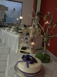 Podemos hacer que tu pastel de boda realce con nuestra decoración y accesorios.