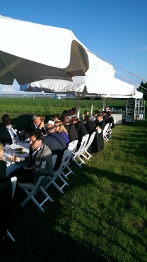 Aspergediner aan lange tafels aan de rand van het aspergeveld.
